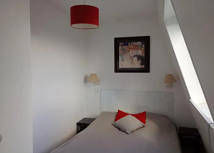 Charming 2 Rooms In Front Of The Square Montholon