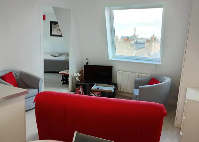 Charming 2 Rooms In Front Of The Square Montholon