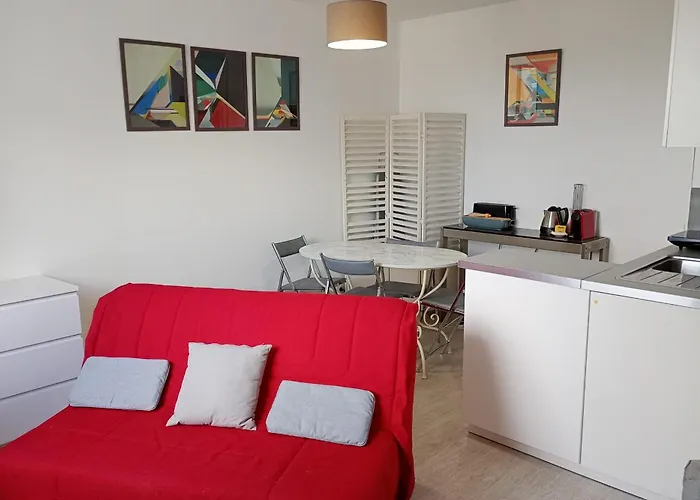 Charming 2 Rooms In Front Of The Square Montholon